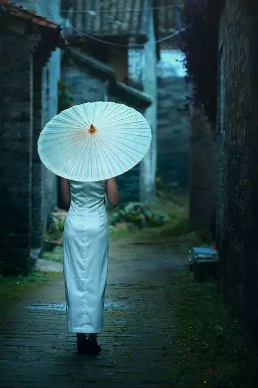 雨巷赏析（雨巷诗歌鉴赏及翻译）